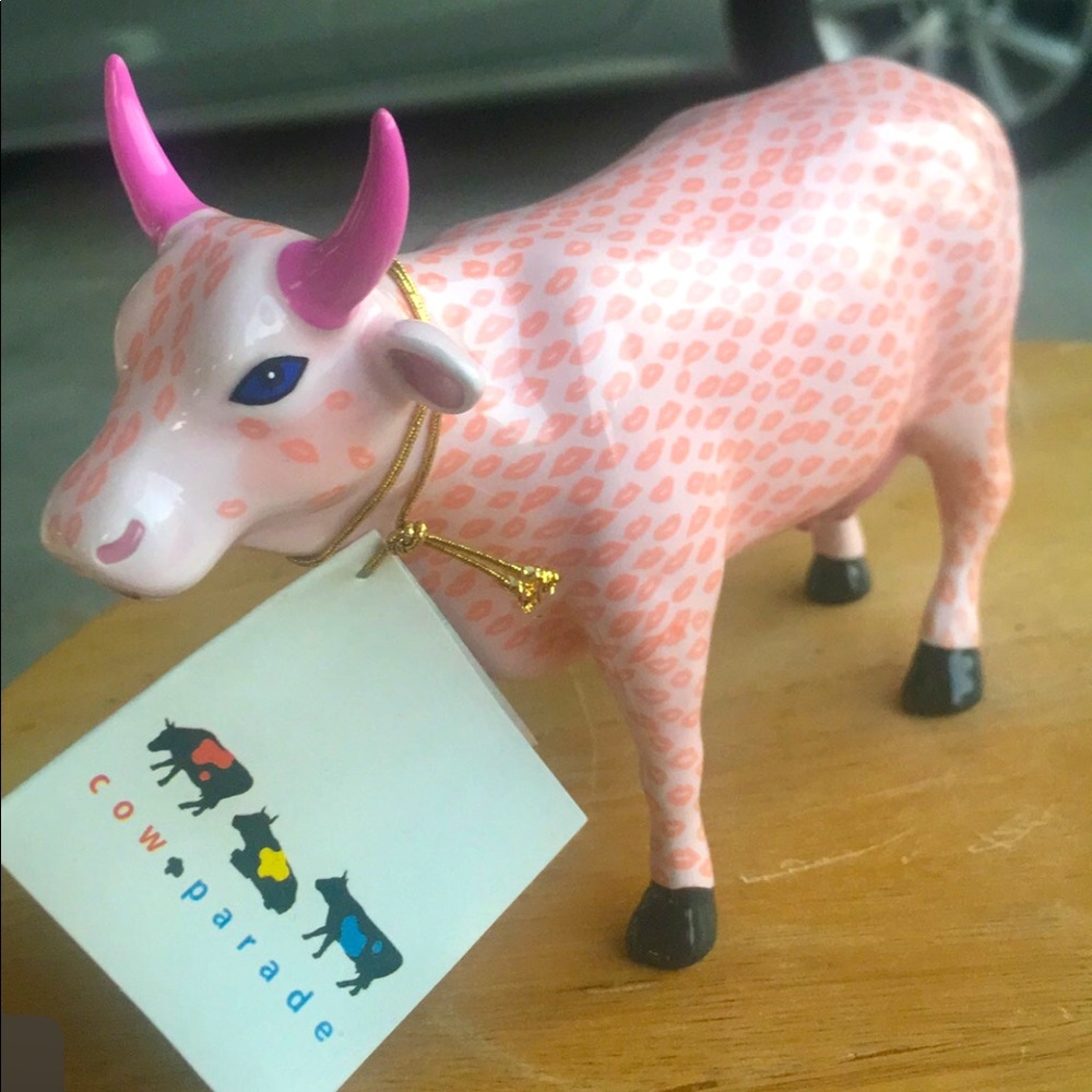 Cow parade smooch cow sold in original box
